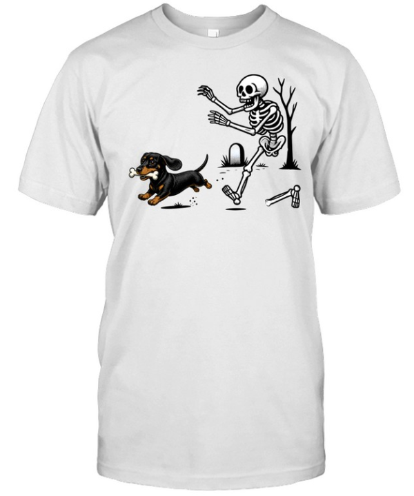 Dachshund Stealing Bone From Skeleton Cute Halloween  Classic Men's T-shirt
