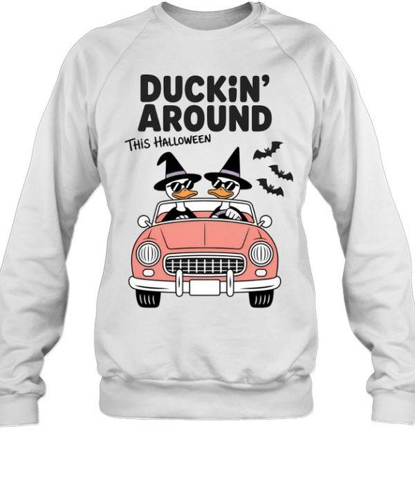 Duckin Around This Halloween Ducks In Car T- Unisex Sweatshirt